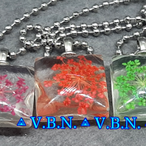 Collier fleurs rose, orange ou vert avec collier boules inoxydable