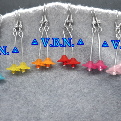 Boucles d'oreilles fantaisie fleurs de différentes couleurs