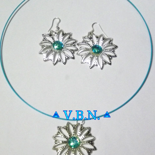 Parure collier cable et boucles d'oreilles, avec fleur metal argente vieillis et cabochon de 10mm 4 couleurs aux choix