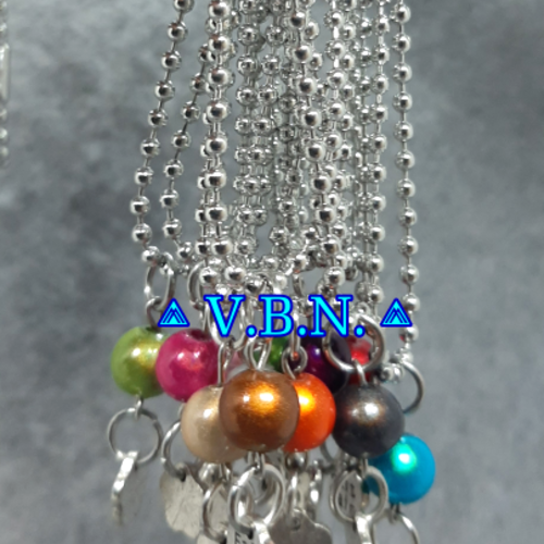 Collier avec perle magique en acrylique, effet relief au soleil.