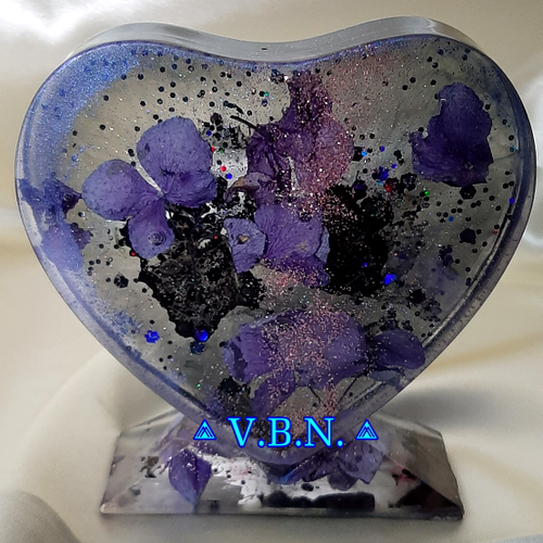 Décoration en résine époxy avec fleurs séchées coeur