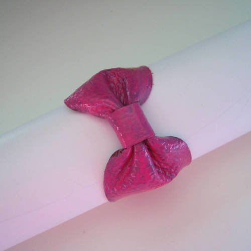 Bracelet manchette noeud cuir rose fushia réglable.