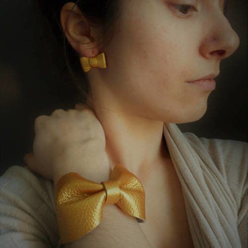 Parure bijoux manchette et boucles d'oreilles nœuds papillon cuir doré.