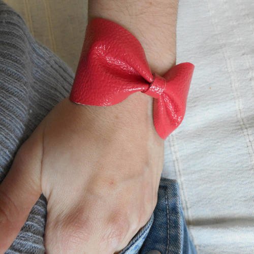 Manchette, bracelet cuir origami forme nœud rose corail.