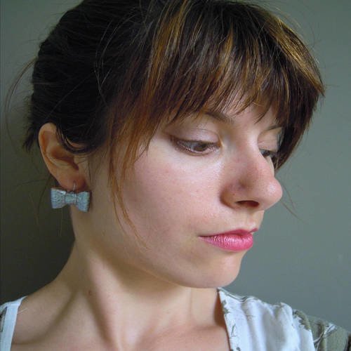 Boucles d'oreilles puces, noeuds de cuir origami argenté, bijou fantaisie pour femmes.