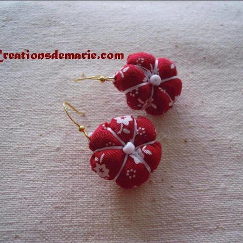 Boucles d’oreilles  pompons fleurs de tissu coton liberty fleur rouges et blanches, bohèmes, romantique.