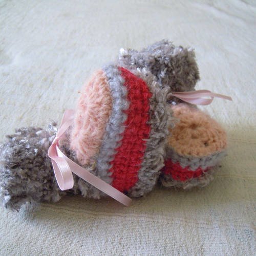 Chaussons bébé fille, bottines hiver bébé tricotées pastel rose et gris.
