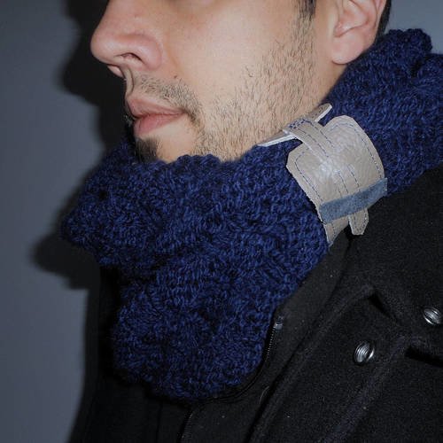 Col snood hiver homme laine marine et passant cuir, cadeau original pour hommes.