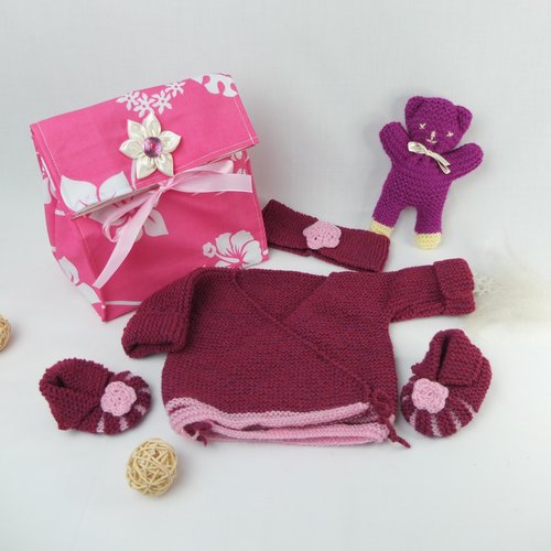 Cadeaux de naissance, ensemble en fil à tricoter, fille et paquet cadeau en tissu