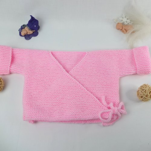 Brassière rose  3 mois en pelote de fil à tricoter
