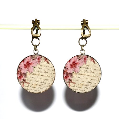 Clips d’oreilles bronze avec cabochons en verre * fleurs vintage sur fond d'écritures  *