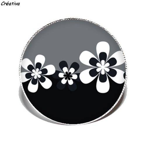 Bague argentée avec cabochon en résine * grosses fleurs noires et blanches * 