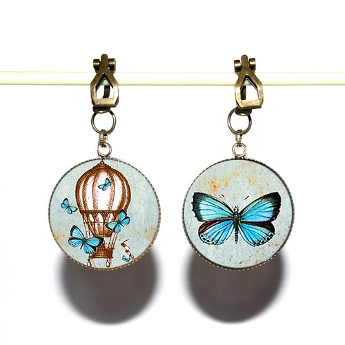 Clips d’oreilles bronze avec cabochons synthétiques * montgolfière et ses papillons *