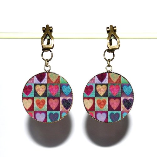 Clips d’oreilles bronze avec cabochons en résine * cœurs multicolores *
