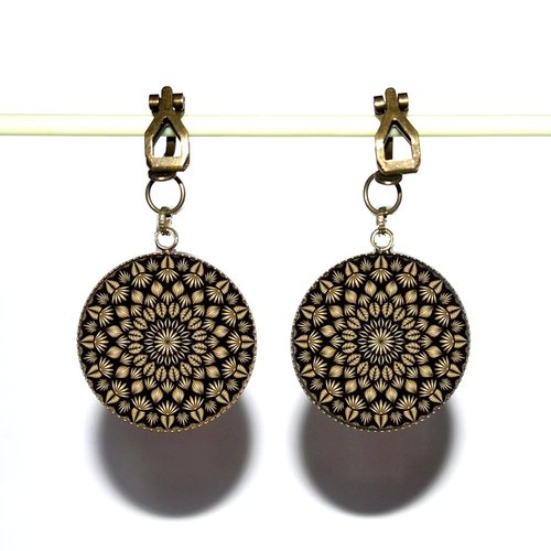 Clips d’oreilles bronze avec cabochons en résine * motifs sur fond noir *