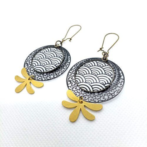 Boucles d’oreilles *tania* avec estampes en filigrane et cabochons en résine *motifs noirs*