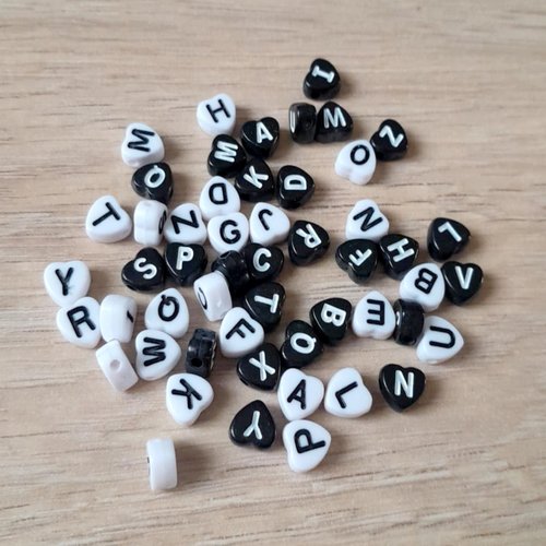 Lot de 52 perles alphabet complet - lettres - forme coeur - noir et blanc - 7mm