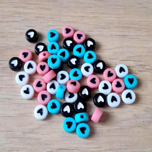 Lot de 50 perles coeur - noir, blanc, rose et bleu - 7x5mm