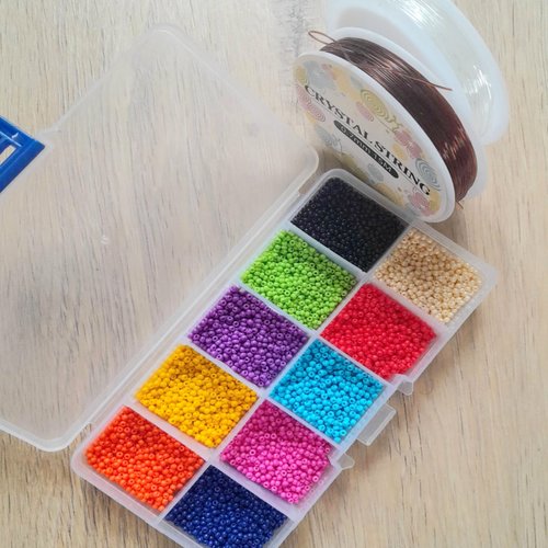 Kit de perles rocailles - 10 couleurs + 2 bobines de fil cristal - boite compartiment incluse