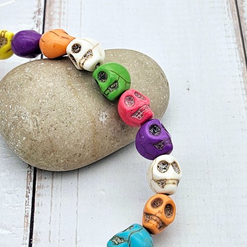 37 perles tête de mort multicolores 10x8mm