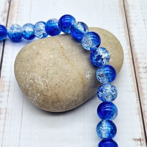 100 perles en verre craquelées bleues et transparentes 8mm