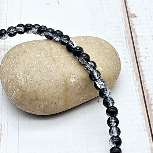 200 perles en verre craquelées noires et transparentes 4mm