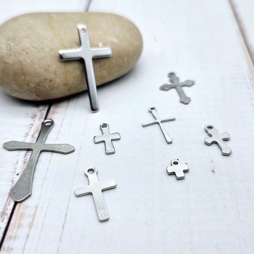 8 breloques croix religion 8 modèles différents