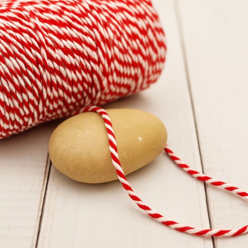 Bobine de ficelle style baker’s twine rouge et blanc – 100 mètres
