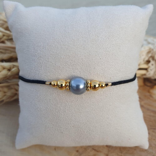 Bracelet réglable en cordon macramé et perle nacrée grise