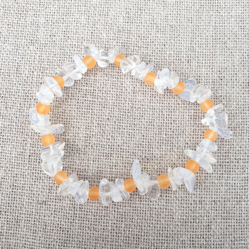 Bracelet élastique avec perles orange et perles chips transparentes