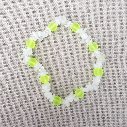 Bracelet élastique avec perles jaunes fluo et perles chips transparentes