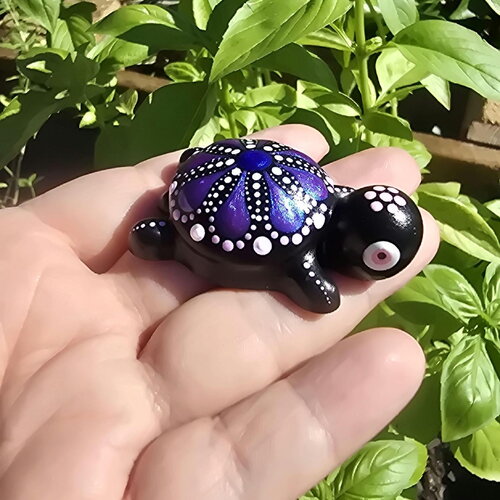 Petite tortue décorative – mandala violet iridescent et rose - peint à la main