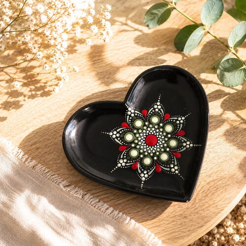 Coupelle cœur kaki – mandala rouge & vert peint à la main