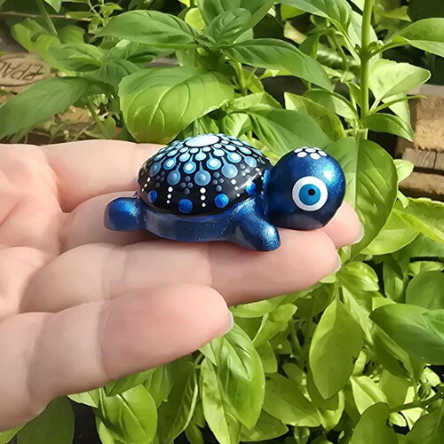 Petite tortue décorative – mandala bleu métallisé & turquoise peint à la main