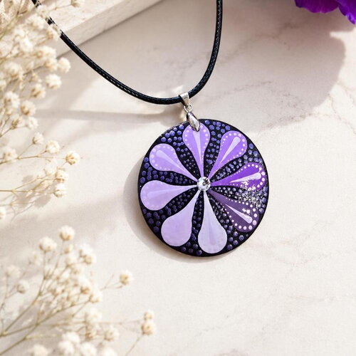 Collier mandala mauve & violet en bois avec strass swarovski – peint à la main