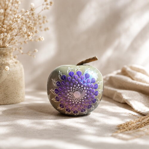 Pomme décorative mandala violet & lavande – peinte à la main