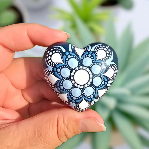 Petite pierre cœur mandala bleu & blanc – peinte à la main