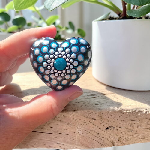 Petite pierre cœur mandala bleu métallisé & blanc nacré – peinte à la main