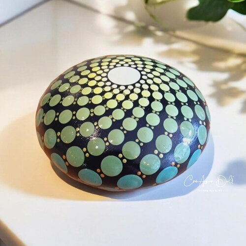 Pierre de méditation mandala verte & cuivrée – peinte à la main
