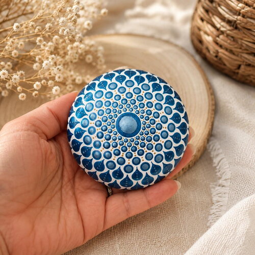 Pierre de méditation mandala bleu métallisé et blanc– peinte à la main
