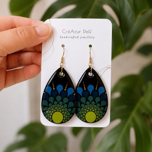 Boucles d’oreilles goutte en bois – dégradé vert & bleu peint à la main