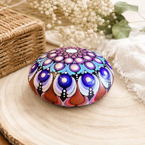 Pierre de méditation mandala mauve, rose & bleu – peinte à la main