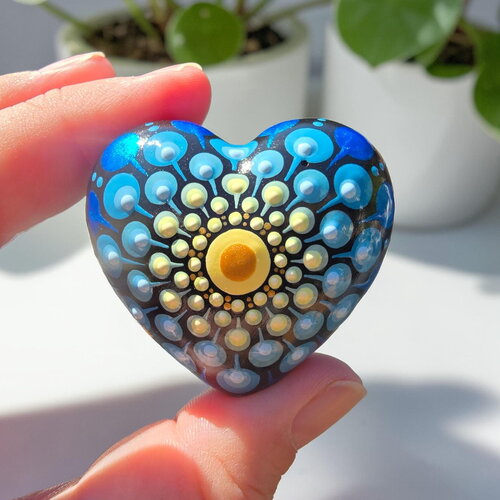 Petite pierre cœur mandala doré, jaune, vert & bleu – peinte à la main