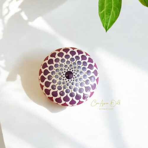Pierre de méditation mandala violine nacrée et blanc– peinte à la main