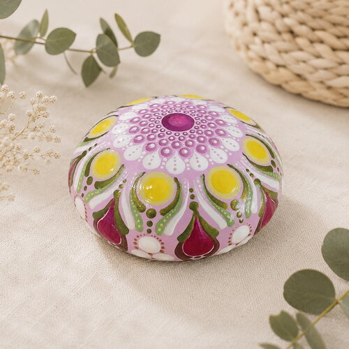 Pierre de méditation mandala rose, fuchsia & vert – peinte à la main
