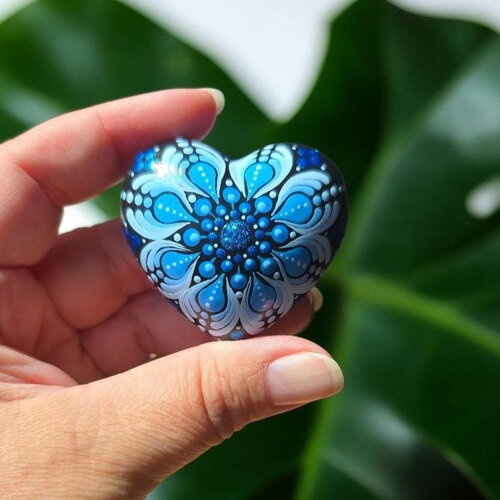 Petit cœur mandala bleu pailleté – peint à la main