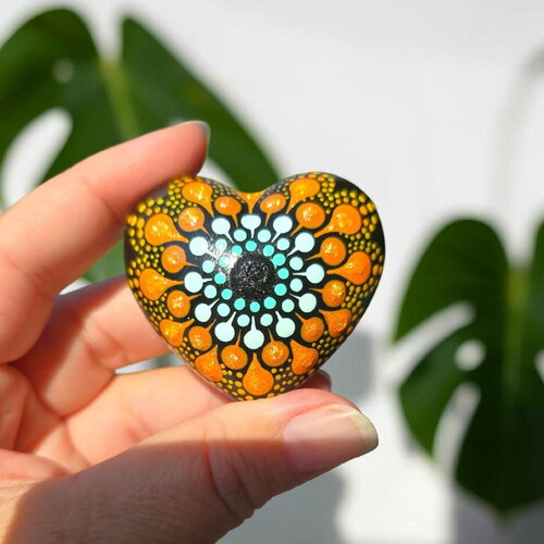 Petit cœur mandala vert d’eau & orange – peint à la main