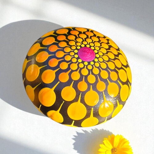 Pierre de méditation mandala fuchsia, orange & jaune – peinte à la main
