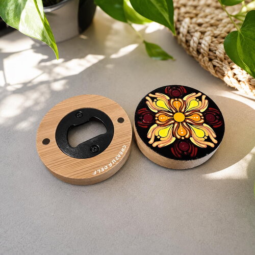 Décapsuleur aimanté en bambou – mandala jaune, orange & bordeaux peint à la main