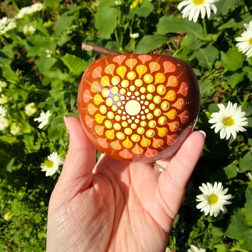 Pomme décorative terracotta – mandala orange, jaune & cuivré peint à la main
